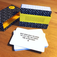 Photo eines Kartensets der School of Life.