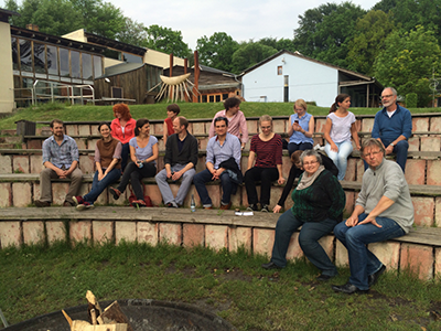 Photo des denkmodell-Teams am Lagerfeuer.