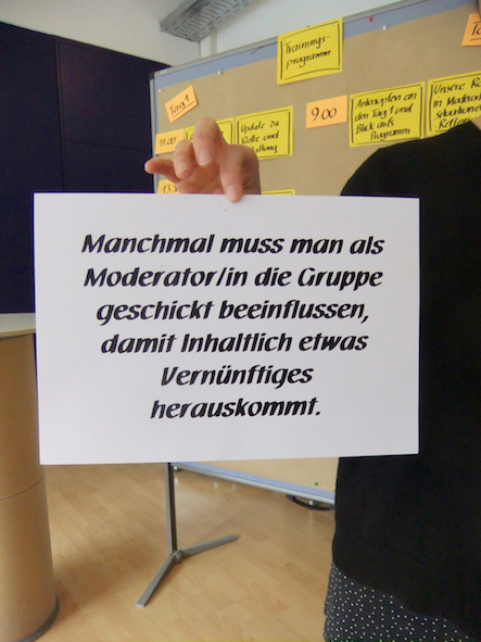 Foto von einem Menschen der ein Zettel in der Hand hält
