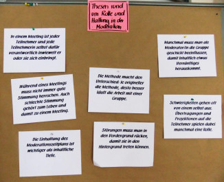 Foto mit Beispiele für Thesen aus einem Moderationstraining – hier für die Fotodokumentation auf einer Pinnwand gesammelt