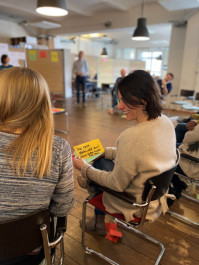 Foto mit zwei Frauen die sich unterhalten und dabei Lachen