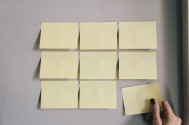 Foto mit 9 Post its die neben einander und unter einander jeweils immer 3 stück auf einem weißen hintergrund kleben