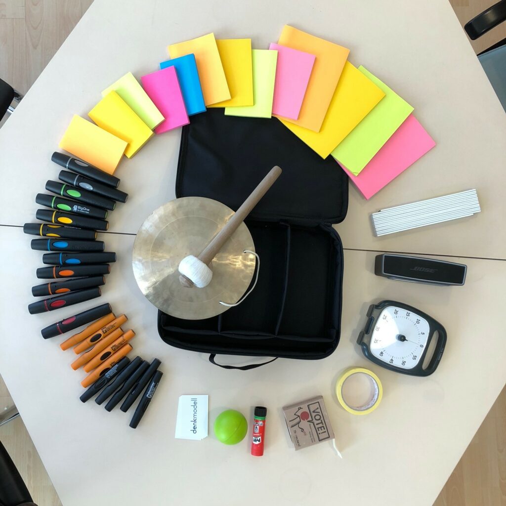 Photo von oben eines ausgebreiteten denkmodell-Moderationssets